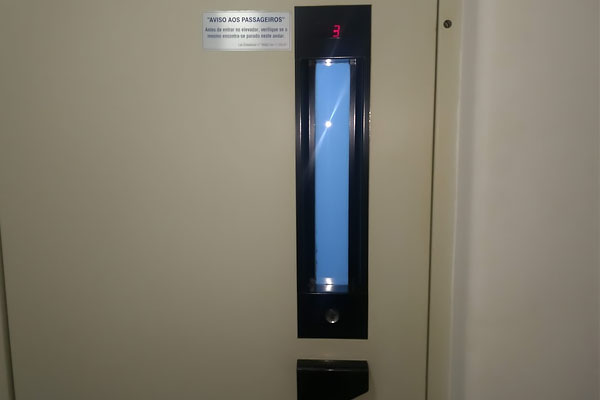 Portas de pavimento para elevadores